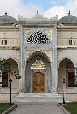 Une des entrées de la mosquée.