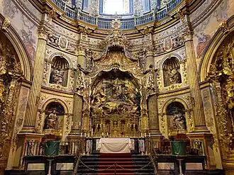 Chœur de la Sacra Capilla del Salvador avec le retable de la Transfiguration du Seigneur.