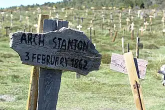 …à côté de celle d'Arch Stanton.