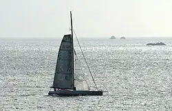 un voilier à contre-jour