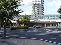 Bâtiment moderne et vitré, avec les mots Karatsu Station inscrits sur la devanture.