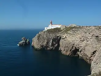 Vue d'ensemble de la pointe du cap Saint-Vincent (falaise sud), sa forteresse (fragments), son phare