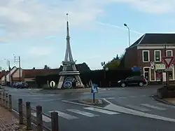 Réplique de 9 m de haut sur un rond point de la commune de Sains-en-Gohelle.