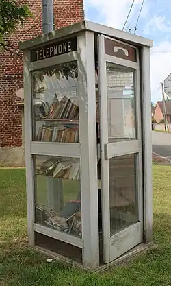 L'ancienne cabine téléphonique.