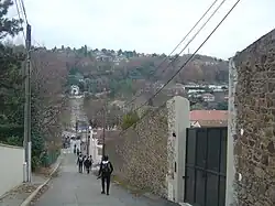 En face, en arrivant à Beaunant, on aperçoit la dernière difficulté du parcours de la SaintéLyon, à environ 7&nbsp;kilomètres de l'arrivée.