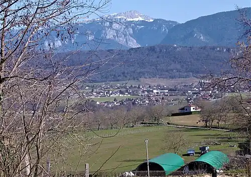 Saint-Étienne-de-Crossey (panorama depuis la route de Tolvon)