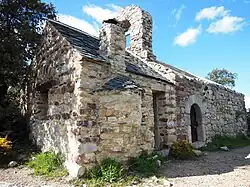 Face sud et angle sud-ouest. À gauche du clocher, avec une toiture en ardoise et un four à pain, le refuge ajouté lors de la restauration en 1990.