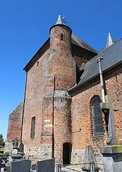 Une des deux tours d'angle avec sa porte d'entrée.