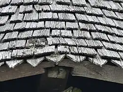 Bardeaux du clocher de l'église de Saint-Alpinien.
