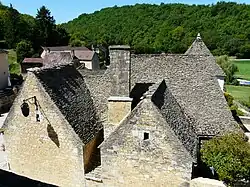 Les toits de lauzes du village.