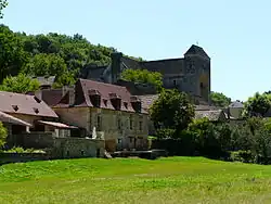 L'ancienne abbatiale dans le village.