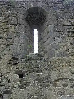 Fenêtre romane du chevet fortement ébrasée.