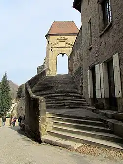 Le grand escalier menant au parvis avec la porte du XVIIe&nbsp;siècle.