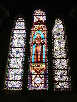 Vitrail représentant saint François d'Assise à l'intérieur de l'église abbatiale.