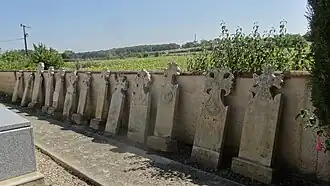 Alignement de pierres tombales dans le cimetière.