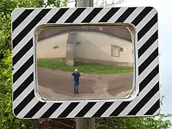 Selfie au téléobjectif, par le truchement d'un miroir routier.