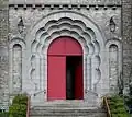 Le portail d'entrée de l'église Saint-Aubin.