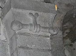 Chapiteau roman dans l'église.