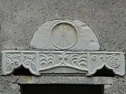 Linteau de porte surmonté d'un chrisme de la chapelle de Ladivert.