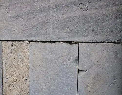 Deux marques de tâcherons sur les pierres de la chapelle Saint-Julien.