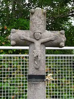 Croix ancienne dans le bourg.