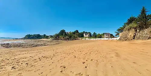 … côté ouest, du parc du château du Nessay, avec la plage de la Petite Salinette en arrière-plan à gauche.