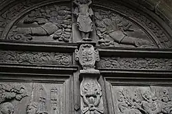 Détail du portail central de l’église Notre-Dame.