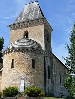 L'église Saint-Saturnin et le monument aux morts.