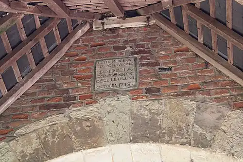Plaque portant la date de l'édification de l'église : 1738.