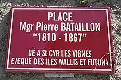 Place Mgr Pierre Bataillon dans son village natal, Saint-Cyr-les-Vignes
