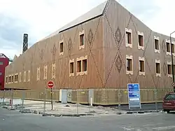 Le groupe scolaire intercommunal, livré à la rentrée 2011, avec sa vêture en bois.
