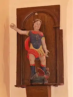 La statue de saint Michel terrassant le démon.