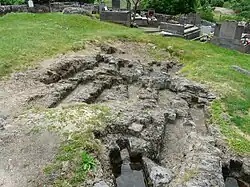 Tombes anthropomorphes dans le cimetière du Chastel.
