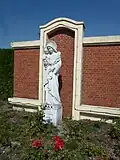 La statue de la Vierge à l'Enfant.