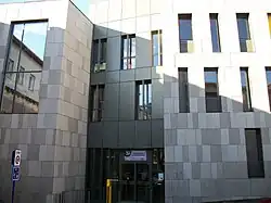 Entrée de la médiathèque intercommunale et du conservatoire de musique Guy-Lafitte.