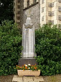 monument aux morts surmonté d'une croix de guerre