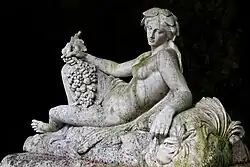 Sculpture de la déesse Sequana dans le nymphée construit sur la source principale de la Seine, 1934.