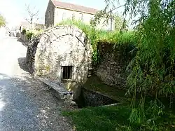 Fontaine dans le village de Saint-Germain-de-Belvès.