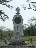 Le monument aux morts près de l'église (avr.&nbsp;2010)