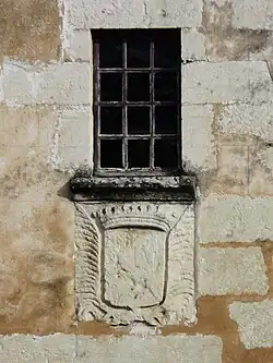 Anciennes armoiries martelées.