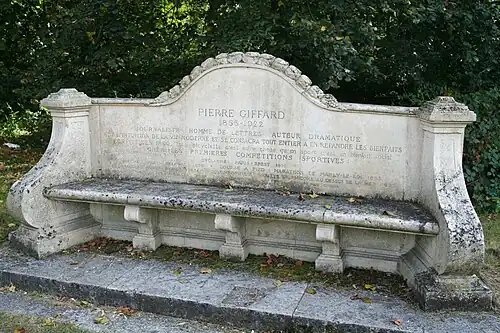 Banc public inauguré le 18 novembre 1923 en l'honneur de Pierre Giffard,,.