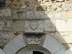 Dessus de porte daté de 1662, dans le bourg.