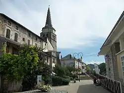 Place Alphonse- Sentein, l'église Saint-Girons est en arrière-plan à gauche et l'office du tourisme à droite.