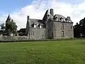 Vue méridionale de la tour (à gauche) et du logis du château (à droite).