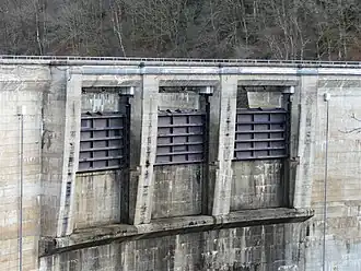 Les évacuateurs de crue.