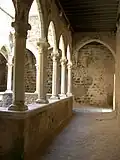 Colonnades génoises du monastère fortifié.