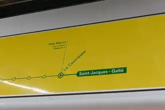 Détails de la signalétique directionnelle implantée au dessus d'une porte palière.