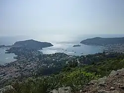 Saint-Jean-Cap-Ferrat et la rade de Villefranche, dans un angle proche de celui vu dans le film.