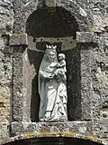La statue de la façade.