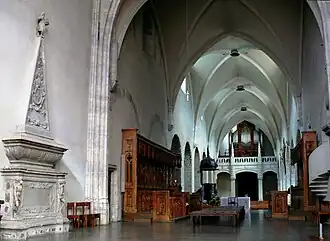 La nef centrale vue du chœur avec le tombeau de Pierre de Lambert.